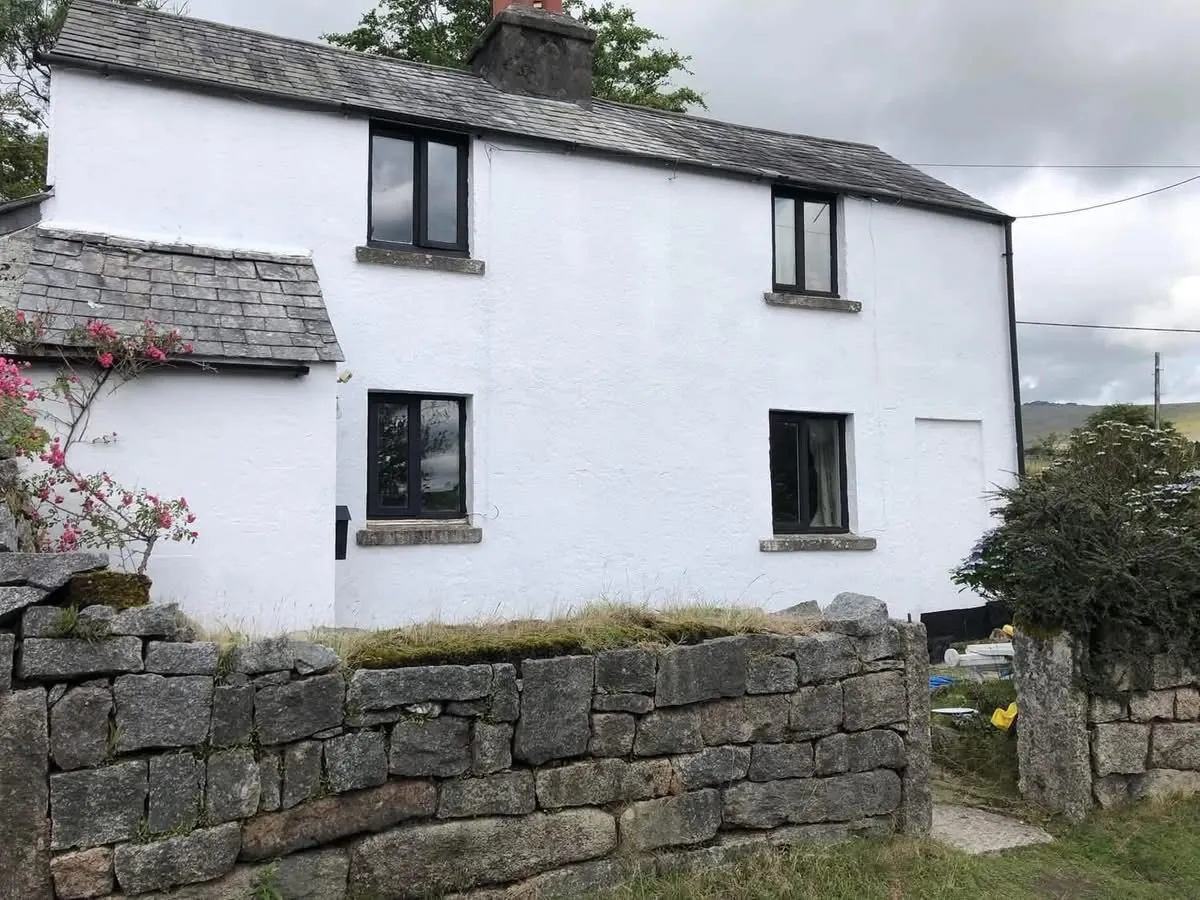 Render repair and exterior repaint of a cottage in Okehampton